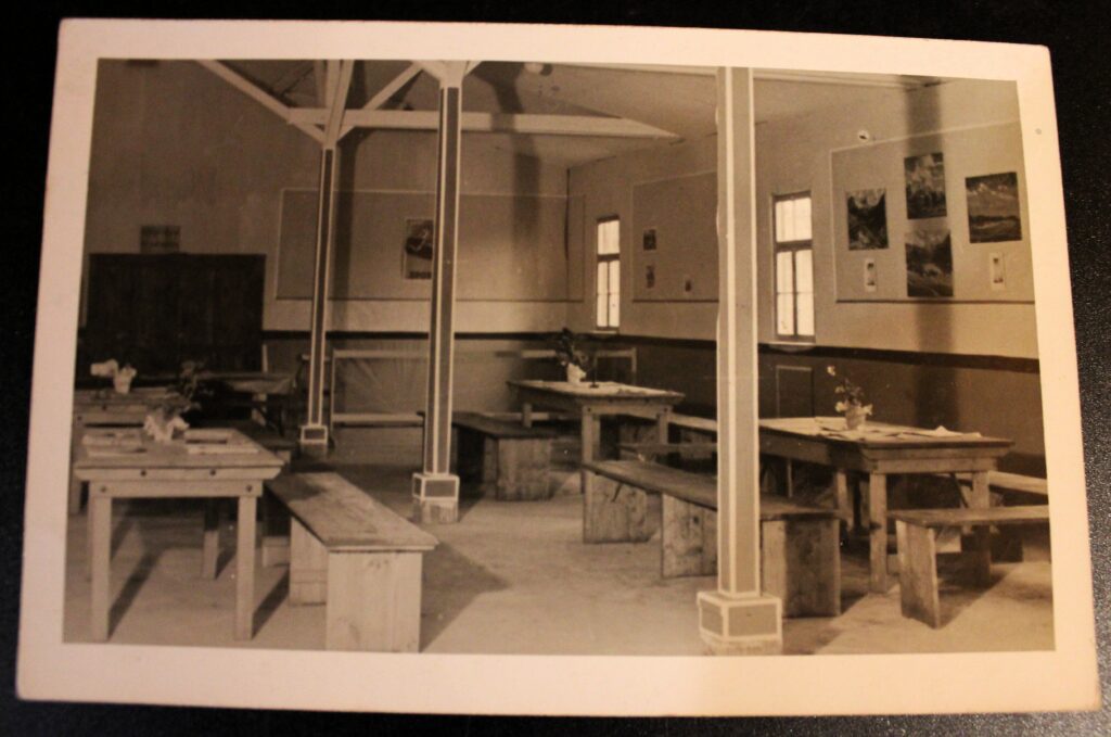 Salle de lecture et de classe au Stalag III-B Fürstenberg (Oder). Photographie ancienne en noir et blanc, virage sépia, tirage argentique (collection privée, avec l'aimable autorisation de monsieur Erich Opitz).