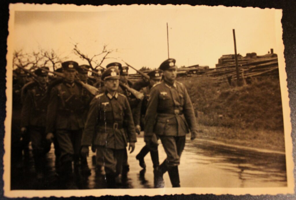 Défilé de soldats allemands dans le quartier de Fürstenberg (Oder). Photographie ancienne en noir et blanc, virage sépia, tirage argentique (collection privée, avec l'aimable autorisation de monsieur Erich Opitz).