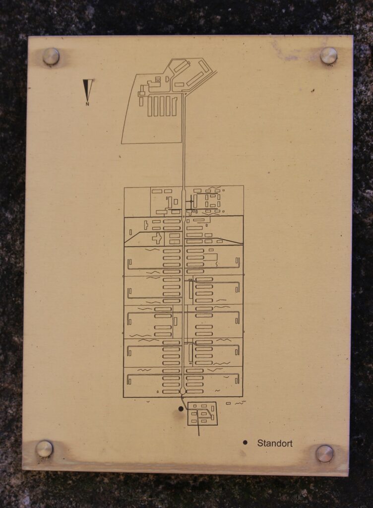 Plan du Stalag III-B à Eisenhüttenstadt (Allemagne), dans le quartier de Fürstenberg (Oder). Photographie en couleurs, prise de vue effectuée le vendredi 25 octobre 2024. Crédits photographiques : © 2020 laromagne.info par Marie-Noëlle ESTIEZ BONHOMME.