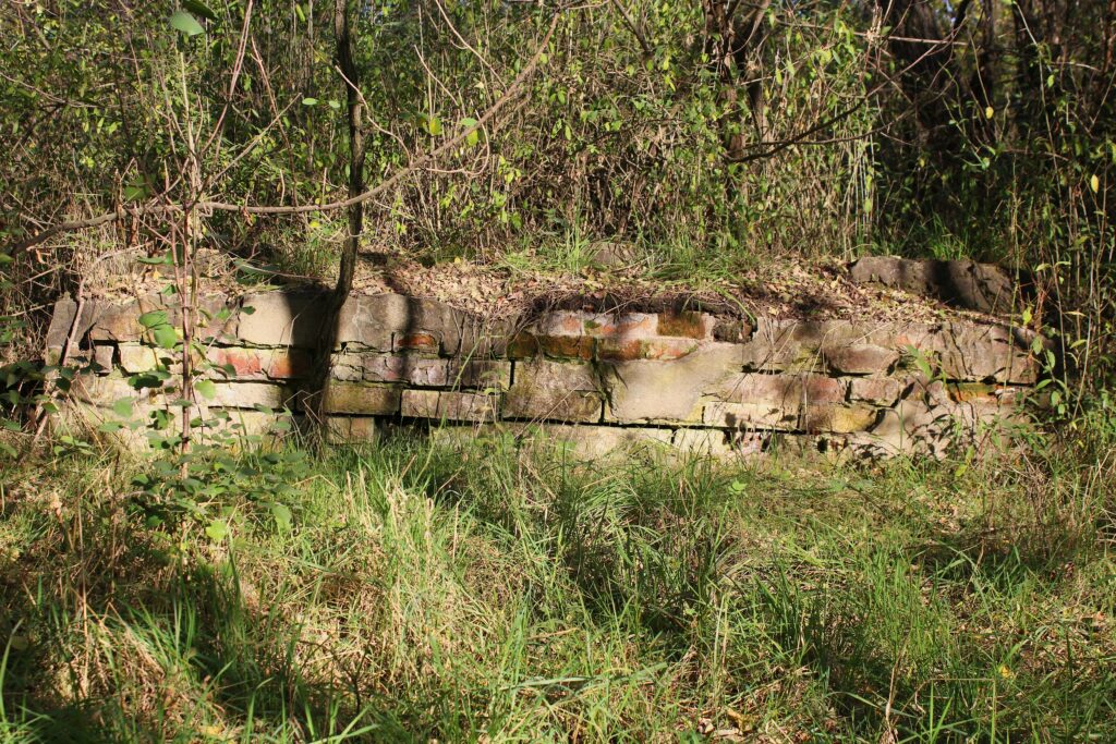 Ruines non identifiables à l'emplacement du Stalag III-B à Eisenhüttenstadt (Allemagne), dans le quartier de Fürstenberg (Oder). Photographies en couleurs, prises de vue effectuées le vendredi 25 octobre 2024. Crédits photographiques : © 2020 laromagne.info par Marie-Noëlle ESTIEZ BONHOMME.