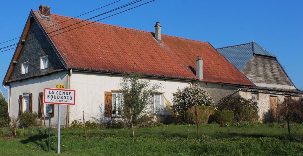 La Cense Boudsocq est actuellement un lieu-dit (petite métairie ou ferme isolée) situé dans la commune de Rubigny (Ardennes). Panneau d'entrée d'agglomération. Photographie en couleurs, prise de vue effectuée le jeudi 3 avril 2025. Crédits photographiques : © 2020 laromagne.info par Marie-Noëlle ESTIEZ BONHOMME.