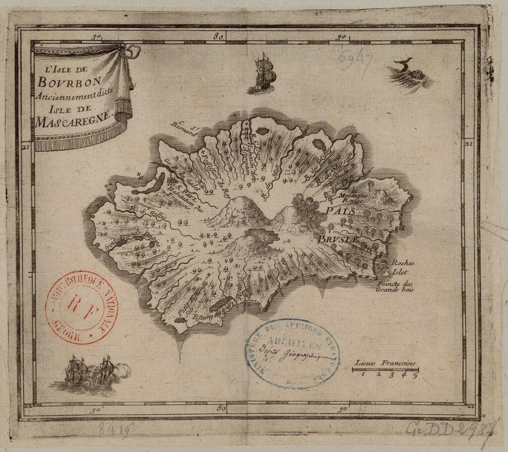 Bibliothèque nationale de France, document numérique, IFN-8595762, L’Isle de Bourbon anciennement dicte Isle de Mascaregne, [17ᵉ siècle], carte imprimée, 18 × 20,5 cm, figurant des poissons et des navires à voiles, image cartographique sans médiation, reproduite d’après l’original de la Bibliothèque nationale de France, site Richelieu, GE DD-2987 (8415), consultable en ligne sur Gallica.