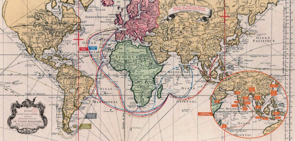 Au XVIIIe siècle, la carte du monde se redessine au rythme du commerce maritime. L'argent extrait des mines d'Amérique alimente les échanges avec l’Asie : il paie les soieries, les épices, le thé et les porcelaines chinoises. Cette circulation des métaux, des biens et des hommes fonde une première mondialisation, où l’Europe organise les flux, mais dépend des richesses venues d’ailleurs. [Nota bene : cette carte postale, diffusée par le musée de la Compagnie des Indes (Port-Louis, Morbihan), labellisé « musée de France », est destinée principalement à un usage pédagogique et non commercial.]