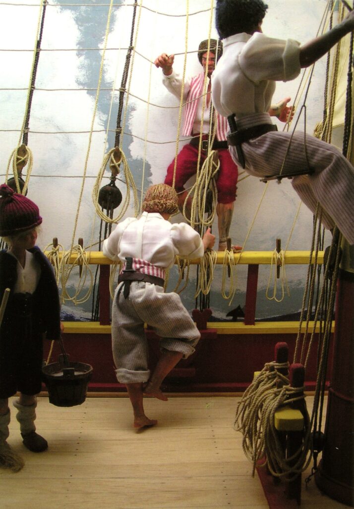 Le diorama La Vie à bord, don effectué en 1989 par l’association des Amis du musée de la Compagnie des Indes, illustre la vie quotidienne sur un navire de la Compagnie des Indes au XVIIIe siècle. Il évoque les conditions rudes de la navigation au long cours. [Nota bene : cette carte postale, diffusée par le musée de la Compagnie des Indes (Port-Louis, Morbihan), labellisé « musée de France », est destinée principalement à un usage pédagogique et non commercial.]
