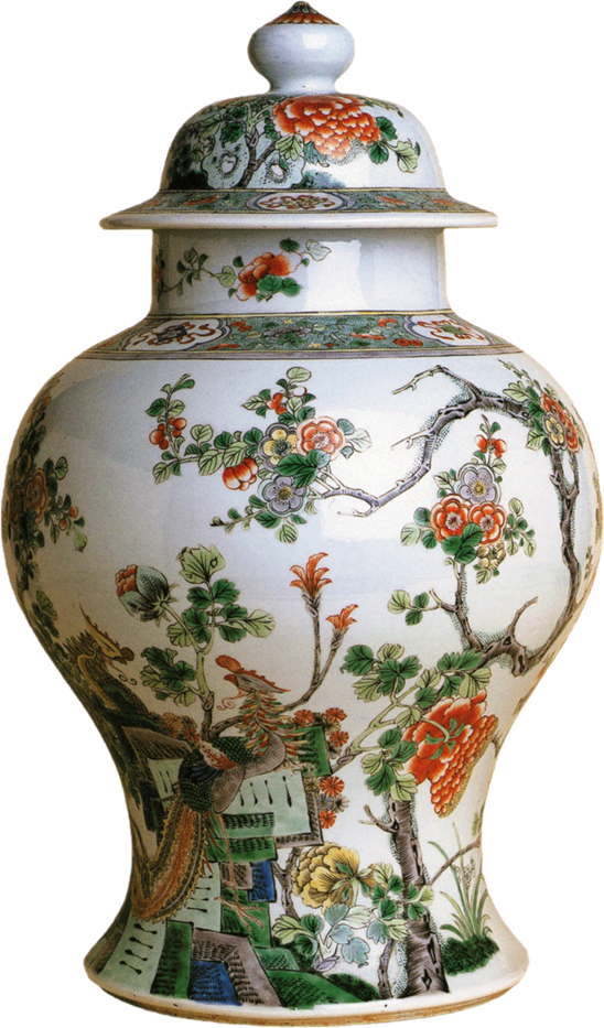 Musée de la Compagnie des Indes, numéro d’inventaire 996.71. Vase balustre en porcelaine, « famille verte », Jingdezhen, Chine, vers 1710. À panse renflée et col resserré, cette pièce en porcelaine est recouverte d’une glaçure vitrifiée. Produite à Jingdezhen, centre majeur de la porcelaine impériale, elle témoigne du raffinement technique encouragé sous le règne de l’empereur Kangxi. À cette époque, les fours impériaux sont dirigés par Lang Tingji, grand promoteur de la qualité des porcelaines destinées à la cour et à l’exportation. Ces pièces séduisent alors l’élite européenne, notamment par l’intermédiaire de la Compagnie des Indes, qui contribue activement à leur diffusion en Occident.