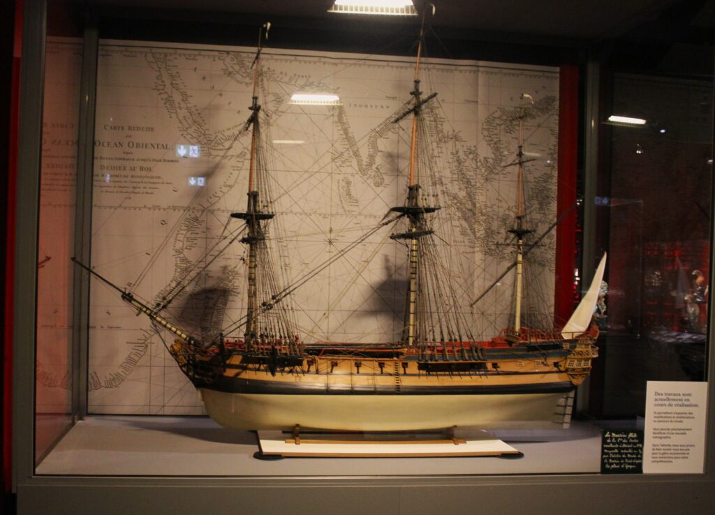 Le Massiac est une flûte de la Compagnie française des Indes, lancé à Lorient le 30 décembre 1758 pour le commerce maritime. Il est vendu à la Marine royale en avril 1770, puis cédé à l’armement Foucault en octobre 1771. Photographie en couleurs, prise de vue effectuée le jeudi 17 avril 2025 au musée de la Compagnie des Indes (Port-Louis, Morbihan). Crédits photographiques : © 2020 laromagne.info par Marie-Noëlle ESTIEZ BONHOMME.