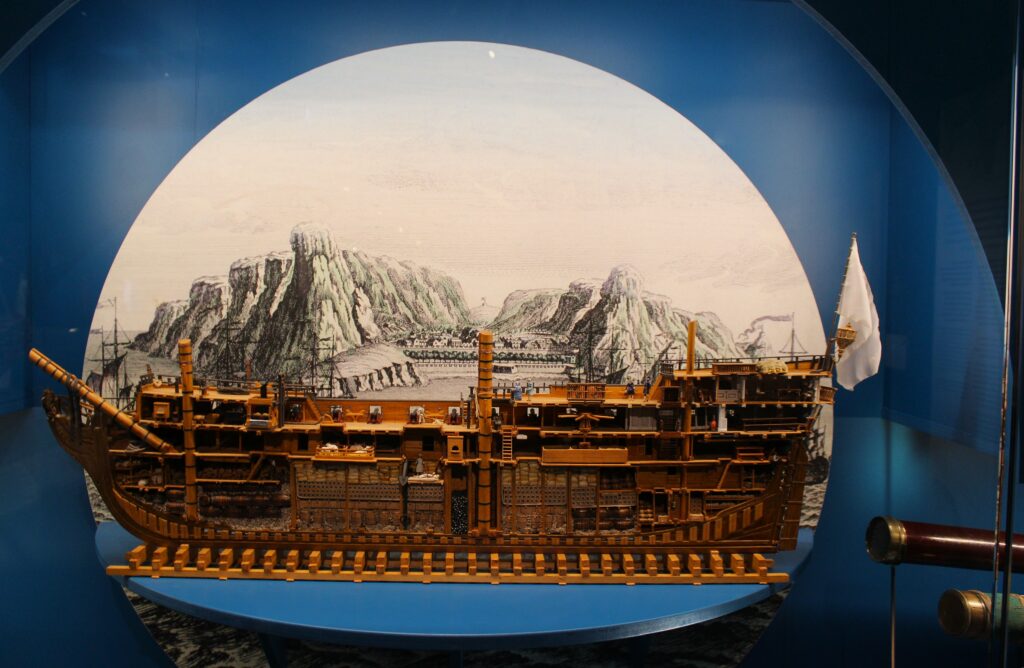 Diorama en coupe longitudinale du Massiac, flûte de la Compagnie des Indes, montrant sa structure interne et son aménagement. Animé par des figurines, il illustre la vie à bord. Photographie en couleurs, prise de vue effectuée le jeudi 17 avril 2025 au musée de la Compagnie des Indes (Port-Louis, Morbihan). Crédits photographiques : © 2020 laromagne.info par Marie-Noëlle ESTIEZ BONHOMME.