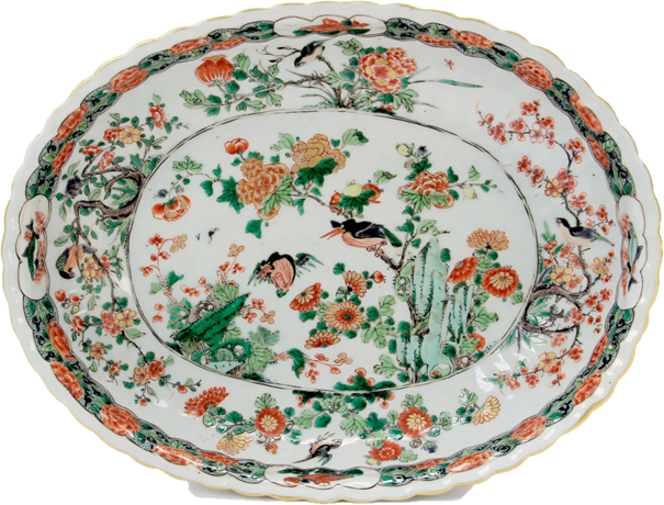 Musée de la Compagnie des Indes, n° d’inventaire 793.1.736. Bassin ovale en porcelaine « famille verte », Chine, vers 1715-1720. Porcelaine à glaçure polychrome et rehauts dorés, produite sous le règne de Kangxi. Le décor, caractéristique de la « famille verte », associe oiseaux, fleurs (pivoine, prunus, chrysanthème) et poissons en médaillon. Ornementation répartie sur les parois intérieures et extérieures. Objet d’exportation vers l’Europe, issu de la collection Robien, saisie à Rennes en 1794.