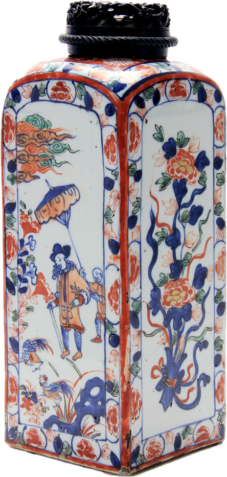 Musée de la Compagnie des Indes, n° d’inventaire ML 389 C 195. Bouteille à thé quadrangulaire en porcelaine, Jingdezhen, Chine, vers 1720. Col cerclé de métal et bouchon en bois sculpté. Décor imari chinois combinant bleu de cobalt sous couverte et émaux polychromes sur couverte (rouge de fer, vert, noir, doré). Chaque face alterne entre scène galante à l’européenne — figures hollandaises en promenade — et composition florale nouée. Chrysanthèmes sur fond rouge sur l’épaulement. Production d’exportation sous le règne de Kangxi.