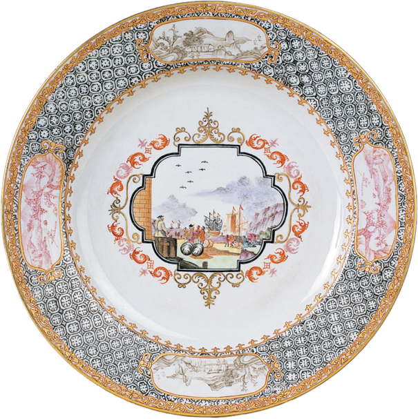 Musée de la Compagnie des Indes, n° d’inventaire ML 379 C 183. Assiette ronde en porcelaine, Jingdezhen, Chine, vers 1735-1740. Décor polychrome sur couverte, enrichi de dorure. Le médaillon central, peint en grisaille, figure une scène portuaire de style européen inspirée de Meissen. Marli orné de réserves paysagées alternant avec un fond mosaïqué. Production d’exportation réalisée sous les Qing, au début du règne de Qianlong, dans les fours de Jingdezhen.