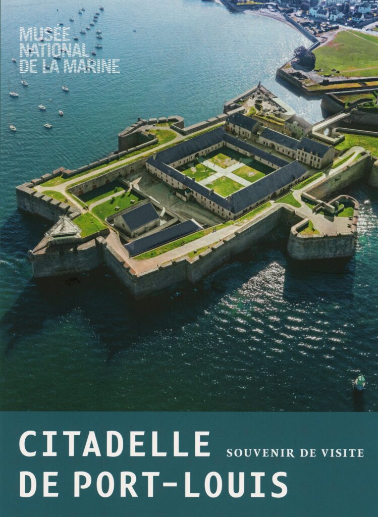 Musée national de la marine. Citadelle de Port-Louis : souvenir de visite. Rédigé par Anne Belaud-de Saulce. [Paris] : musée national de la marine, 2022. 63 p. : illustrations en couleur ; 22 cm. (Souvenirs de visite). Bibliographie p. 62. Glossaire. Impression : Saint-Thonan, Imprimerie Cloître. (Exemplaire conservé dans la collection personnelle de l’auteure.)