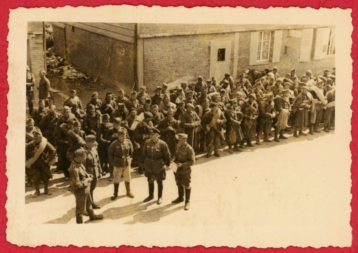 Photographie ancienne, tirage argentique en noir et blanc viré au sépia, sur papier à bords dentelés. Toute reproduction, totale ou partielle, est strictement interdite sans autorisation expresse de l’auteure. Au recto : la photographie a été prise à La Romagne (Ardennes), devant la « ferme Boudaud » — aujourd’hui place Jean Malherbe.