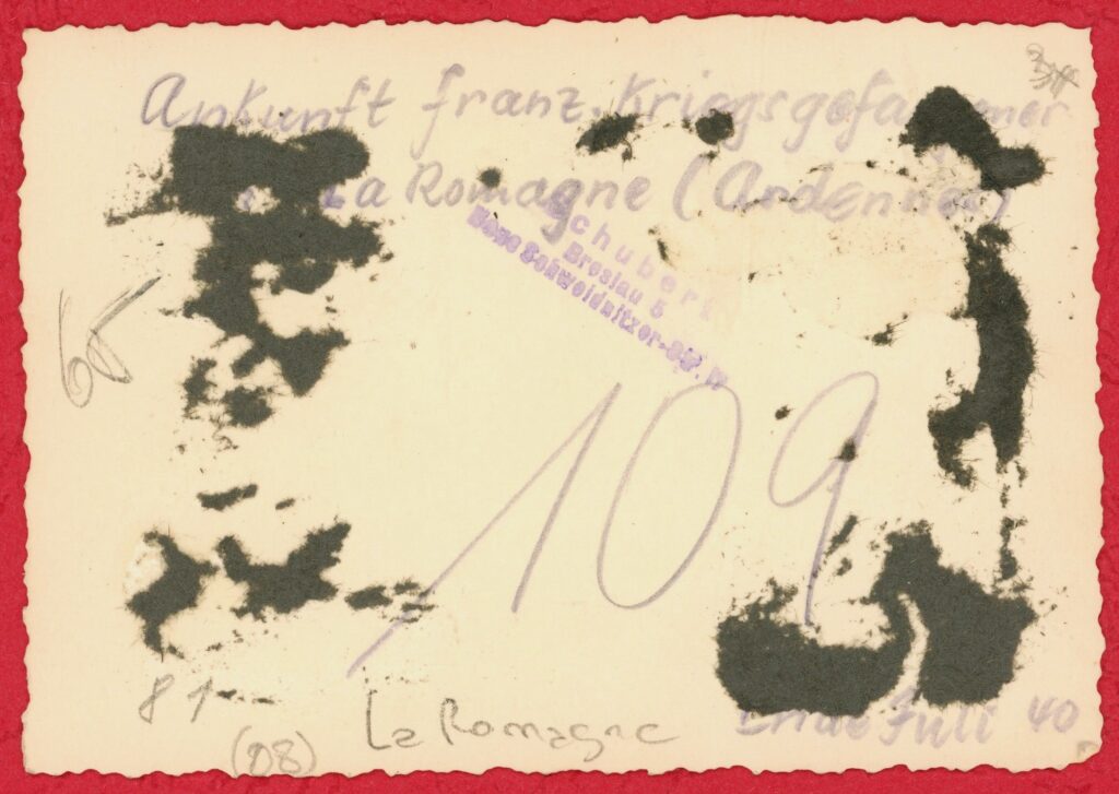 Photographie ancienne, tirage argentique en noir et blanc viré au sépia, sur papier à bords dentelés. Toute reproduction, totale ou partielle, est strictement interdite sans autorisation expresse de l’auteure. Au verso, inscription manuscrite à l’encre violette en allemand : « Ankunft franz. Kriegsgefangener in La Romagne – Ardennes » (« Arrivée de prisonniers de guerre français à La Romagne – Ardennes »), suivie de la mention « Ende Juli 40 » (« fin juillet 1940 ») et du numéro « 109 ». Un tampon commercial à l’encre violette indique : « Schubert Breslau 5 Neue-Schweidnitzer-Str.17 ». L’ensemble suggère un document photographique d’origine allemande, probablement réalisé ou diffusé à des fins documentaires ou de propagande, témoignant de la présence de prisonniers français dans les Ardennes peu après la défaite de juin 1940. (Exemplaire conservé dans la collection personnelle de l’auteure.)