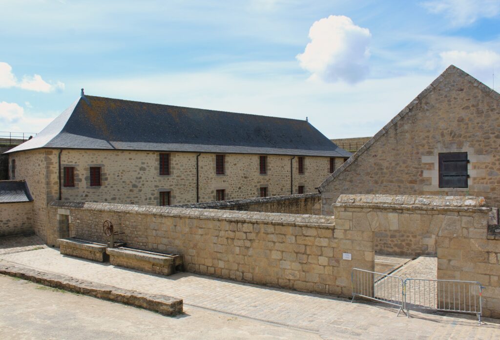 La citadelle de Port-Louis (Morbihan) est classée monument historique depuis 1948. Elle abrite aujourd’hui le musée de la Compagnie des Indes (Port-Louis, Morbihan) et le musée national de la marine (Port-Louis, Morbihan). Photographie en couleurs, prise de vue effectuée le jeudi 17 avril 2025. Crédits photographiques : © 2020 laromagne.info par Marie-Noëlle ESTIEZ BONHOMME.