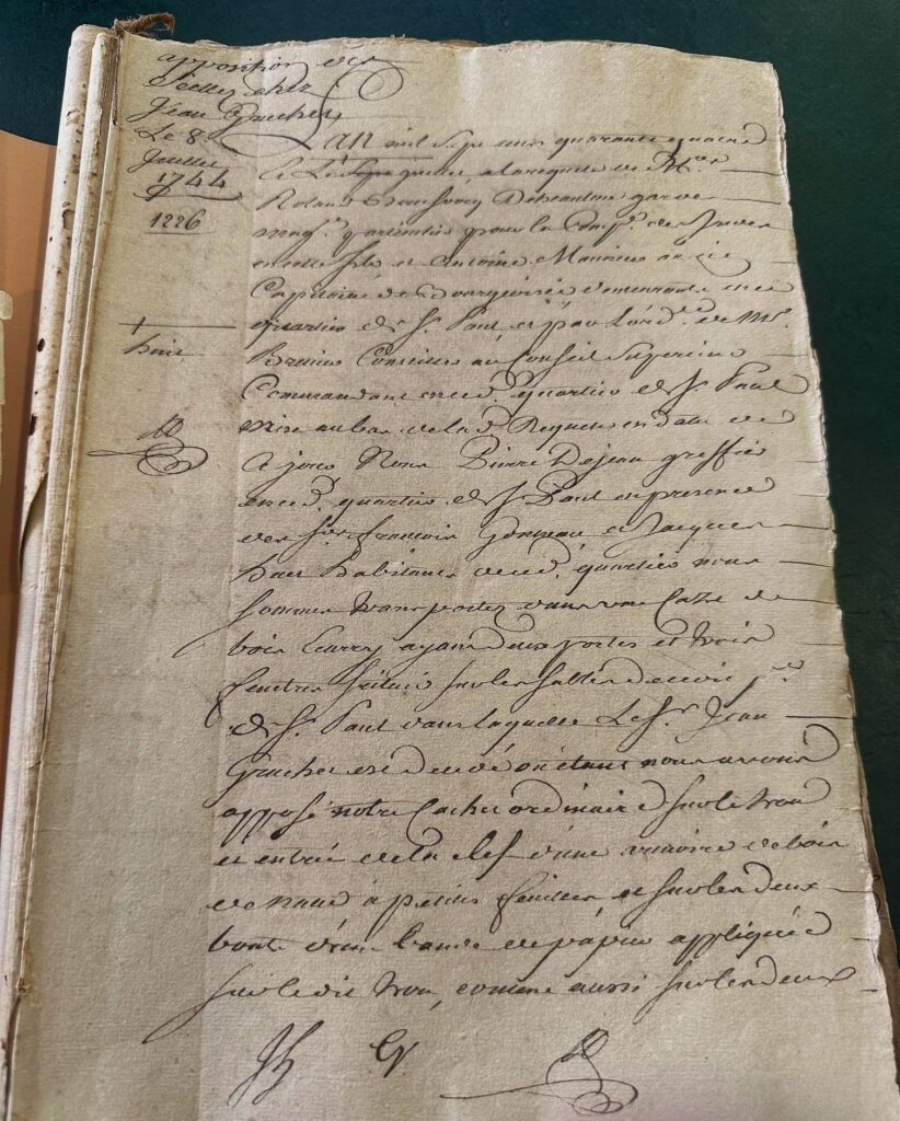 Archives départementales de La Réunion, 3E 41 [série E = état civil, officiers publics et ministériels, sous-série 3E = notaires], acte notarié concernant le partage des biens de Jean Gruchet. Première page de l’acte. Rappel de l’apposition des scellés le 8 juillet 1744 et annonce de l’inventaire le 14 juillet. Fait à la requête de Roland Boudsocq Deheaulme, garde-magasin de la Compagnie des Indes, et d’Antoine Maunier, ancien capitaine de bourgeoisie. [Nota bene : ce document volumineux a été photographié et transmis par monsieur Patrick Jacquemart depuis La Réunion.]
