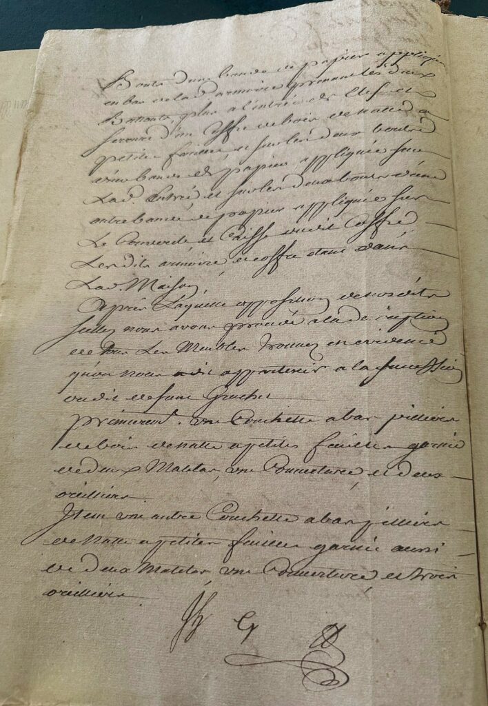 Archives départementales de La Réunion, 3E 41 [série E = état civil, officiers publics et ministériels, sous-série 3E = notaires], acte notarié concernant le partage des biens de Jean Gruchet. Inventaire des biens meubles et immeubles, qui commence par la description d’une couchette à bas piliers en bois de natte à petites feuilles garnie de deux matelas, d’une couverture, et de deux oreillers. [Nota bene : ce document volumineux a été photographié et transmis par monsieur Patrick Jacquemart depuis La Réunion.]