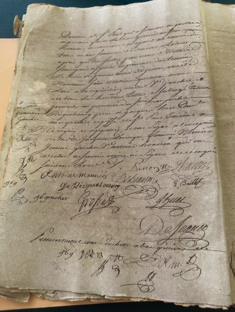 Archives départementales de La Réunion, 3E 41 [série E = état civil, officiers publics et ministériels, sous-série 3E = notaires], acte notarié concernant le partage des biens de Jean Gruchet. Reconnaissance de l’exactitude du début de l’inventaire établi devant des témoins, dont Roland Deheaulme. Le paraphe de certains manque, bien qu’ils soient présents, car ils ne savaient ni écrire ni signer. [Nota bene : ce document volumineux a été photographié et transmis par monsieur Patrick Jacquemart depuis La Réunion.]
