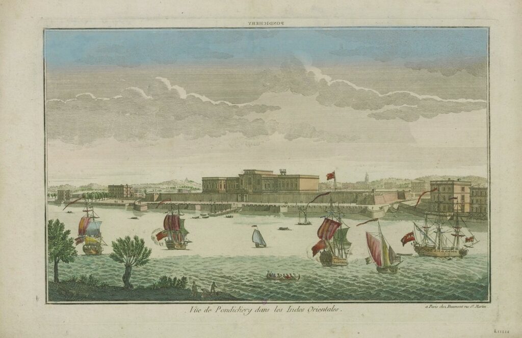 Dessus : Institut national d'histoire de l'art, document numérique, NUM VO Ori 12, Vue des Magasins de la Compagnie des Indes à Pondichéry, de l'Amirauté et de la Maison du Gouverneur, estampe en eau-forte coloriée par André Basset (17..-1787), 18ᵉ siècle. Format : 1 estampe, 25,6 x 42,6 cm (élément d'impression) ; 33,5 x 50 cm (feuille). Éditée à Paris chez Basset, Rue Saint-Jacques. Titre en miroir dans la marge supérieure : « Vue des magazins de la compagnie des Indes a Pontichery ». En haut à droite : numéro 56, image reproduite d’après l’original de l’Institut national d'histoire de l'art, VO Ori 12, numérisation effectuée en 2022, notice descriptive consultable en ligne. Dessous : Bibliothèque nationale de France, document numérique, IFN-6949524, Vue de Pondichéry dans les Indes Orientales, estampe coloriée, publiée vers 1760 à Paris chez Jean-François Daumont, éditeur actif au 18ᵉ siècle. Format : 1 estampe, 27 x 41 cm (élément d’impression). Titre en miroir dans la marge supérieure : « Pondichery », image reproduite d’après l’original de la Bibliothèque nationale de France, site Richelieu, LI-72 (8)-FOL, consultable en ligne sur Gallica.