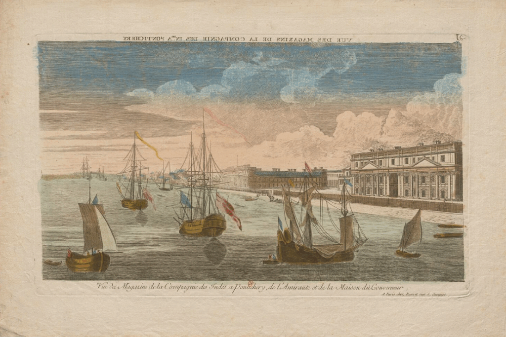 Dessus : Institut national d'histoire de l'art, document numérique, NUM VO Ori 12, Vue des Magasins de la Compagnie des Indes à Pondichéry, de l'Amirauté et de la Maison du Gouverneur, estampe en eau-forte coloriée par André Basset (17..-1787), 18ᵉ siècle. Format : 1 estampe, 25,6 x 42,6 cm (élément d'impression) ; 33,5 x 50 cm (feuille). Éditée à Paris chez Basset, Rue Saint-Jacques. Titre en miroir dans la marge supérieure : « Vue des magazins de la compagnie des Indes a Pontichery ». En haut à droite : numéro 56, image reproduite d’après l’original de l’Institut national d'histoire de l'art, VO Ori 12, numérisation effectuée en 2022, notice descriptive consultable en ligne. Dessous : Bibliothèque nationale de France, document numérique, IFN-6949524, Vue de Pondichéry dans les Indes Orientales, estampe coloriée, publiée vers 1760 à Paris chez Jean-François Daumont, éditeur actif au 18ᵉ siècle. Format : 1 estampe, 27 x 41 cm (élément d’impression). Titre en miroir dans la marge supérieure : « Pondichery », image reproduite d’après l’original de la Bibliothèque nationale de France, site Richelieu, LI-72 (8)-FOL, consultable en ligne sur Gallica.