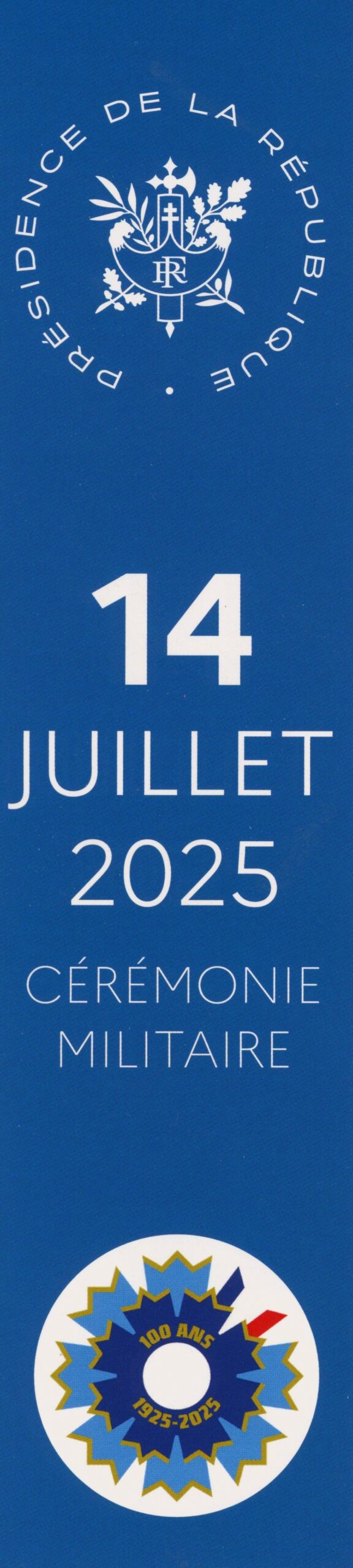 Signet de la cérémonie militaire du 14 Juillet 2025, place de la Concorde à Paris. Une face bleue, l’autre rouge. Collection personnelle de l’auteure.