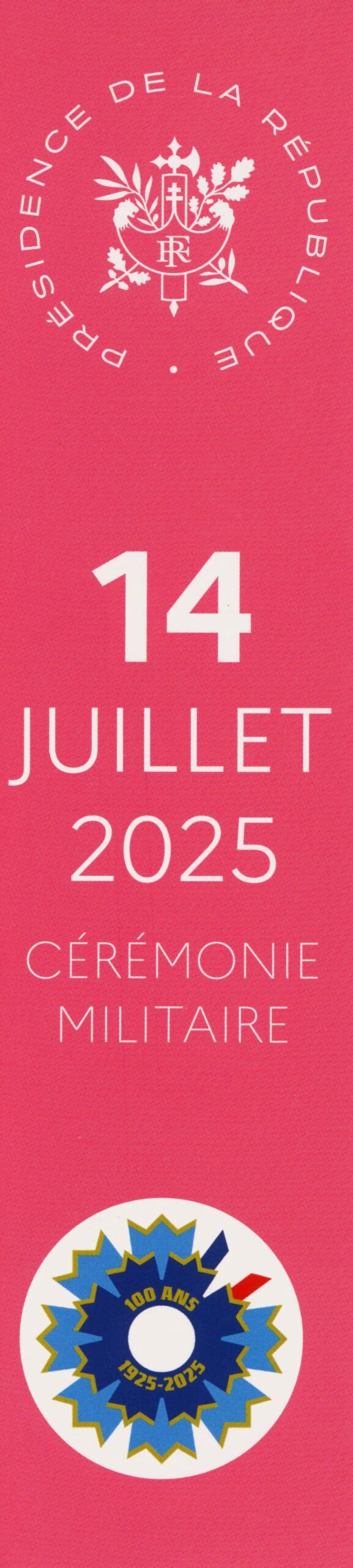 Signet de la cérémonie militaire du 14 Juillet 2025, place de la Concorde à Paris. Une face bleue, l’autre rouge. Collection personnelle de l’auteure.