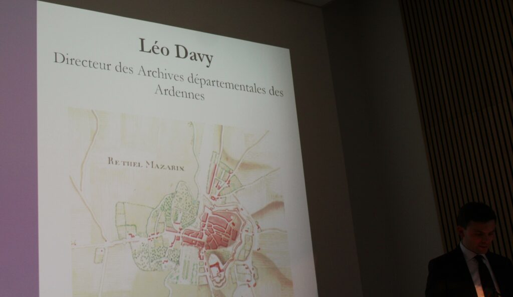 Le catalogue scientifique réunit les contributions de monsieur Michaël Bloche (directeur de la mission de préfiguration des archives nationales de Monaco), madame Sophie Bonnot (adjointe au directeur, responsable du pôle Valorisation et archives privées aux archives départementales des Ardennes), monsieur Laurent Bourquin (professeur d’histoire moderne à l’Université du Mans), monsieur Christian Charlet (président d’honneur de la Société d’études numismatiques et archéologiques), monsieur Léo Davy (directeur des archives départementales des Ardennes), monsieur Patrick Demouy (professeur honoraire d’histoire médiévale de l’Université de Reims Champagne-Ardenne), monsieur Thomas Fouilleron (directeur des archives et de la bibliothèque du Palais de Monaco), monsieur Jean-Gabriel Harter (docteur en histoire médiévale), madame Claude Grimmer Fontange (maîtresse de conférences honoraire en histoire moderne), monsieur Olivier Poncet (professeur d’archivistique et de diplomatique moderne à l’École nationale des chartes), ainsi que celles de monsieur Jean Diel (agrégé d’histoire, professeur d’histoire honoraire), monsieur Jérémy Morvan (assistant principal de conservation aux archives départementales des Ardennes), monsieur Thierry Mulette (collectionneur spécialiste en orfèvrerie), monsieur Xavier Salmon (conservateur général du patrimoine, directeur du département des Arts graphiques du musée du Louvre) et madame Marie Ygonin (administrateur aux archives et à la bibliothèque du Palais de Monaco). Noël Bourgeois, président du conseil départemental des Ardennes, a également participé à cette manifestation.