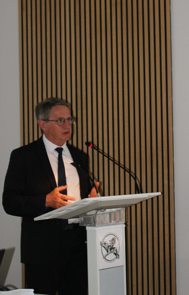 Le catalogue scientifique réunit les contributions de monsieur Michaël Bloche (directeur de la mission de préfiguration des archives nationales de Monaco), madame Sophie Bonnot (adjointe au directeur, responsable du pôle Valorisation et archives privées aux archives départementales des Ardennes), monsieur Laurent Bourquin (professeur d’histoire moderne à l’Université du Mans), monsieur Christian Charlet (président d’honneur de la Société d’études numismatiques et archéologiques), monsieur Léo Davy (directeur des archives départementales des Ardennes), monsieur Patrick Demouy (professeur honoraire d’histoire médiévale de l’Université de Reims Champagne-Ardenne), monsieur Thomas Fouilleron (directeur des archives et de la bibliothèque du Palais de Monaco), monsieur Jean-Gabriel Harter (docteur en histoire médiévale), madame Claude Grimmer Fontange (maîtresse de conférences honoraire en histoire moderne), monsieur Olivier Poncet (professeur d’archivistique et de diplomatique moderne à l’École nationale des chartes), ainsi que celles de monsieur Jean Diel (agrégé d’histoire, professeur d’histoire honoraire), monsieur Jérémy Morvan (assistant principal de conservation aux archives départementales des Ardennes), monsieur Thierry Mulette (collectionneur spécialiste en orfèvrerie), monsieur Xavier Salmon (conservateur général du patrimoine, directeur du département des Arts graphiques du musée du Louvre) et madame Marie Ygonin (administrateur aux archives et à la bibliothèque du Palais de Monaco). Noël Bourgeois, président du conseil départemental des Ardennes, a également participé à cette manifestation.