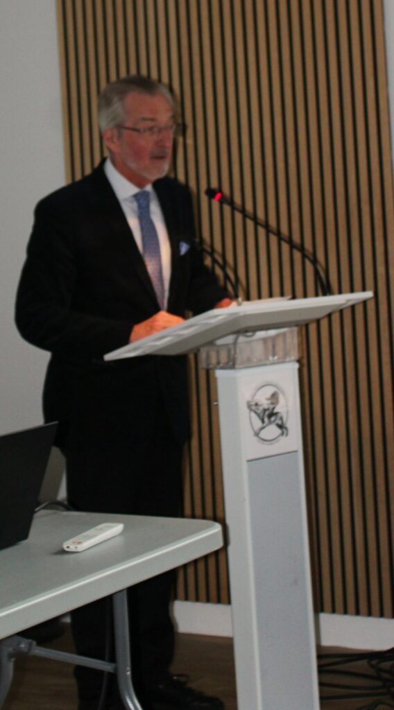 Le catalogue scientifique réunit les contributions de monsieur Michaël Bloche (directeur de la mission de préfiguration des archives nationales de Monaco), madame Sophie Bonnot (adjointe au directeur, responsable du pôle Valorisation et archives privées aux archives départementales des Ardennes), monsieur Laurent Bourquin (professeur d’histoire moderne à l’Université du Mans), monsieur Christian Charlet (président d’honneur de la Société d’études numismatiques et archéologiques), monsieur Léo Davy (directeur des archives départementales des Ardennes), monsieur Patrick Demouy (professeur honoraire d’histoire médiévale de l’Université de Reims Champagne-Ardenne), monsieur Thomas Fouilleron (directeur des archives et de la bibliothèque du Palais de Monaco), monsieur Jean-Gabriel Harter (docteur en histoire médiévale), madame Claude Grimmer Fontange (maîtresse de conférences honoraire en histoire moderne), monsieur Olivier Poncet (professeur d’archivistique et de diplomatique moderne à l’École nationale des chartes), ainsi que celles de monsieur Jean Diel (agrégé d’histoire, professeur d’histoire honoraire), monsieur Jérémy Morvan (assistant principal de conservation aux archives départementales des Ardennes), monsieur Thierry Mulette (collectionneur spécialiste en orfèvrerie), monsieur Xavier Salmon (conservateur général du patrimoine, directeur du département des Arts graphiques du musée du Louvre) et madame Marie Ygonin (administrateur aux archives et à la bibliothèque du Palais de Monaco). Noël Bourgeois, président du conseil départemental des Ardennes, a également participé à cette manifestation.