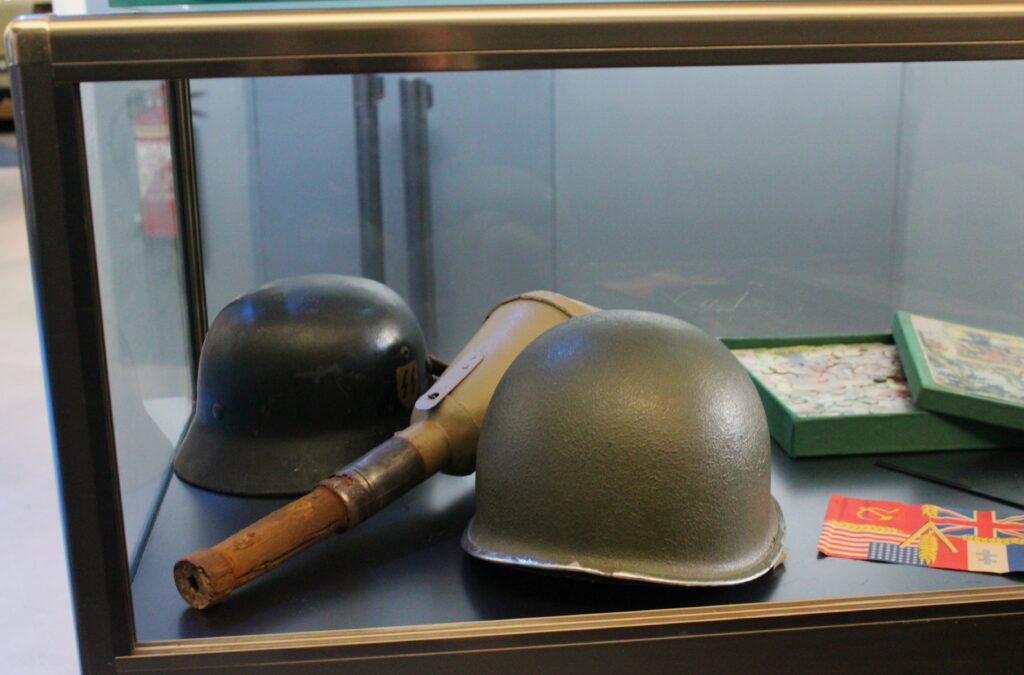 Casque de la Waffen-SS, modèle d’acier utilisé durant la Seconde Guerre mondiale. Il porte l’insigne caractéristique aux runes SS, symbole de l’organisation militaire du régime nazi. Prise de vue effectuée le lundi 5 mai 2025 au musée Guerre et Paix en Ardennes (Novion-Porcien, Ardennes). Crédits photographiques : © 2020 laromagne.info par Marie-Noëlle ESTIEZ BONHOMME.
