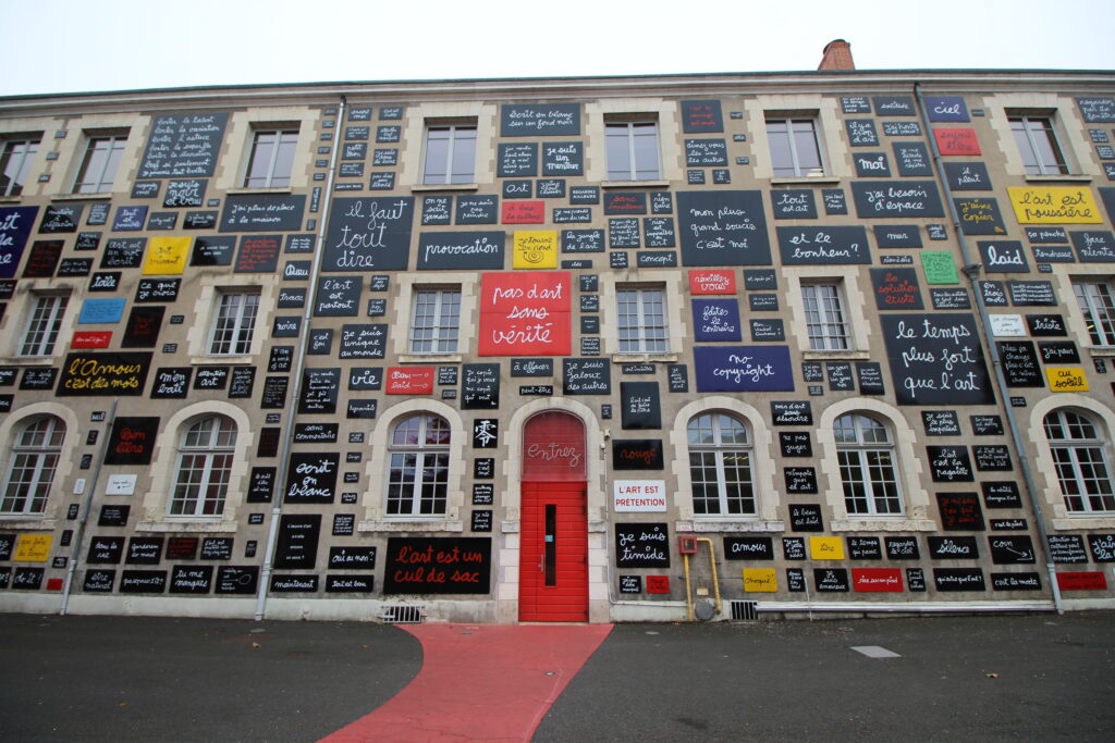 Plusieurs rencontres ont mis à l’honneur le patrimoine rural et l’histoire régionale, abordant des thèmes variés tels que les méthodes d’étude du patrimoine, la microhistoire confrontée à l’histoire globale pour faire surgir des vies individuelles du XVIIᵉ au XIXᵉ siècle, l’histoire de France à travers ses villages, ainsi que le retour aux sources grâce à l’exploitation des archives.