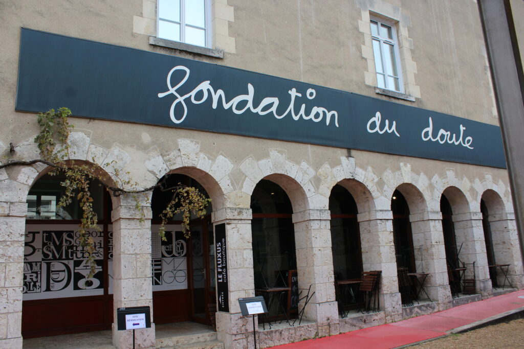 Les manifestations se sont déroulées dans des lieux emblématiques comme la Halle aux grains, le château de Blois (Loir-et-Cher), la maison de la magie Robert-Houdin, ainsi que la Fondation du Doute, dédiée à l’art contemporain et au mouvement Fluxus, mettant en avant l’œuvre de Ben Vautier.