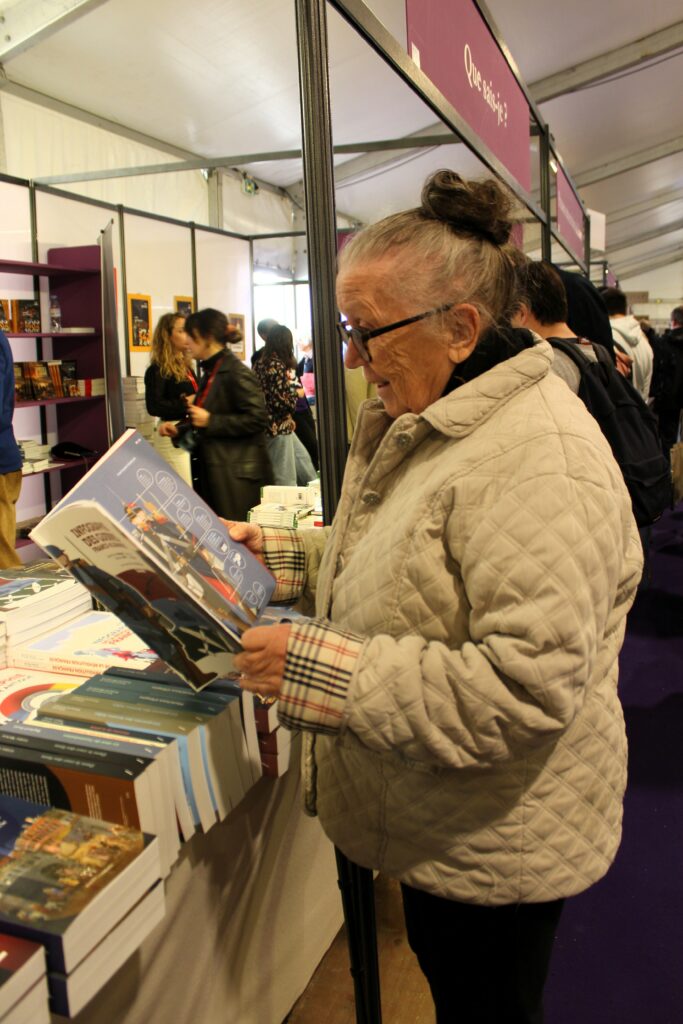 Marie-Noëlle ESTIEZ BONHOMME a aussi participé au salon du livre d’histoire, installé sur plus de 2 800 m², et s’est arrêtée sur le stand de Passés composés : cette maison d’édition a publié en 2024 Infographie des guerres franco-allemandes, avec Marie-France Devouge et Stéphane André, anciens responsables du musée Guerre et Paix en Ardennes (Novion-Porcien) – Conseil départemental des Ardennes.