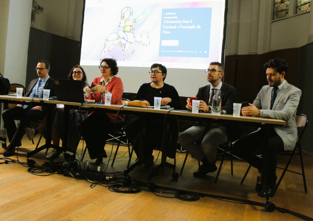 Les 28ᵉ Rendez-vous de l’histoire se sont tenus à Blois (Loir-et-Cher) du 8 au 12 octobre 2025 sur le thème « La France ? ». L’événement a proposé un programme particulièrement riche, mêlant conférences, débats, expositions et projections.