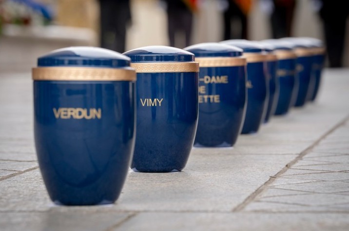 À l’occasion du centenaire du Bleuet de France, des urnes ornées de bleuets et contenant de la terre provenant de seize sites funéraires et mémoriels de la Première Guerre mondiale inscrits au patrimoine mondial de l’UNESCO ont été déposées sur la tombe du Soldat inconnu, sous l’Arc de Triomphe, à Paris (Île-de-France), rappelant l’unité nationale et le devoir de mémoire. Crédits photographiques : site institutionnel de la Présidence de la République. Reproduction autorisée sous licence ouverte, avec mention de la source et lien vers le portail officiel de l'Élysée.
