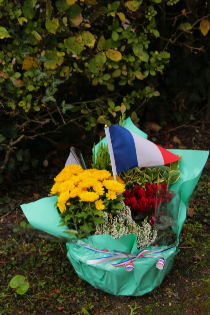 La lecture des noms des morts militaires et civils des guerres de 1914-1918 et de 1939-1945, chacun honoré par la formule « Mort pour la France », a été suivie d’une minute de silence. Les enfants ont ensuite déposé une gerbe, avant l’interprétation de La Marseillaise.