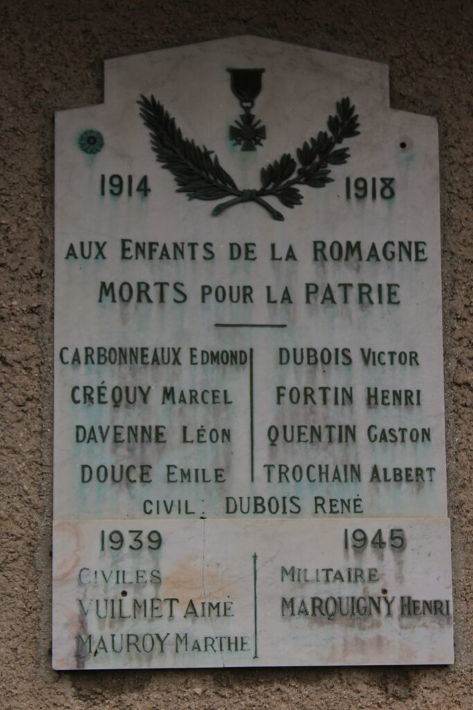 Le mardi 11 novembre 2025, à 11 h 30, les habitants de La Romagne (Ardennes) se sont réunis devant le monument aux morts pour commémorer le 107e anniversaire de l’Armistice, rendant hommage aux soldats de la Grande Guerre (1914-1918) et à toutes les victimes de guerre.