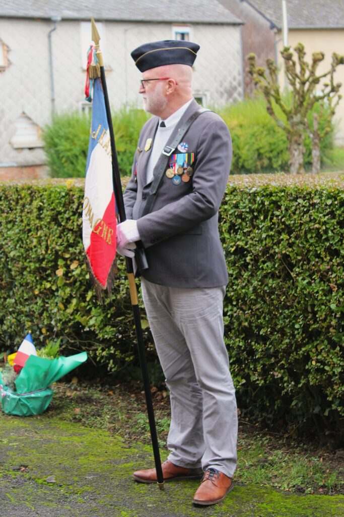 Une quarantaine de personnes, adultes et enfants, a pris part à la cérémonie. Didier Salamon portait avec solennité le drapeau brodé de La Romagne (Ardennes).

Florent Beltrami, premier adjoint au maire René Malherbe, a lu le message officiel de Catherine Vautrin, ministre des Armées et des Anciens Combattants, et d’Alice Rufo, ministre déléguée auprès de la ministre des Armées et des Anciens combattants.