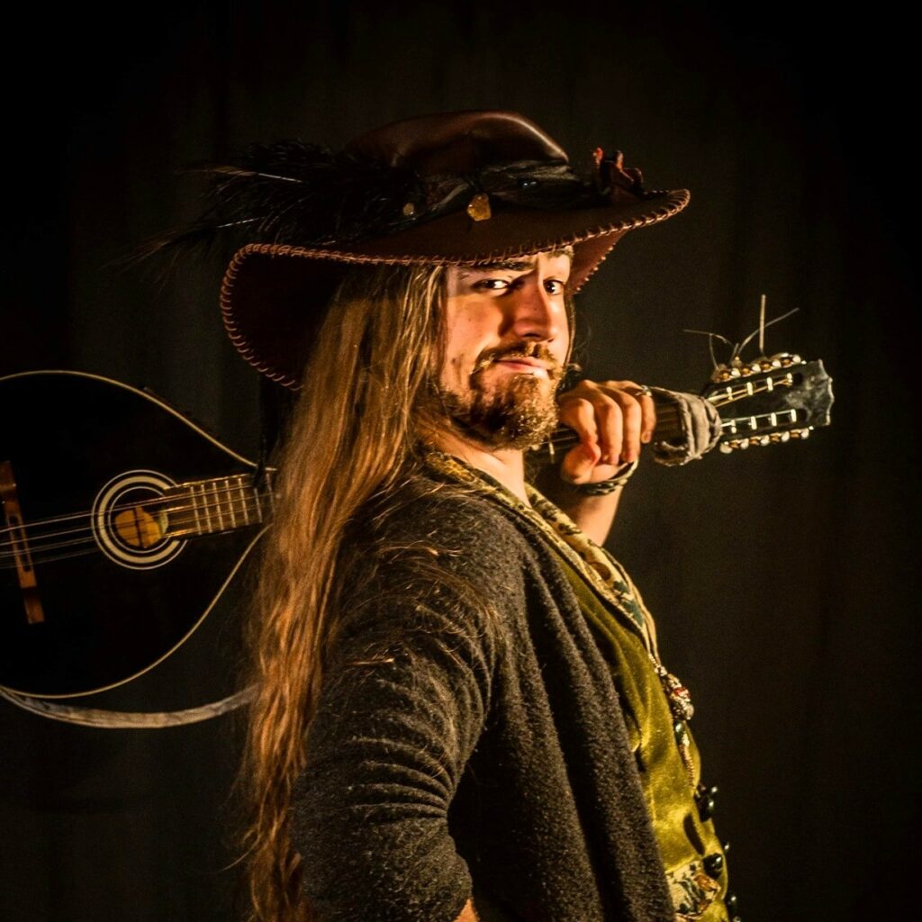 Jan Seyrian, le barde errant à la mandoline, capté par Sébastien Lefèvre, le « peintre photographique ».