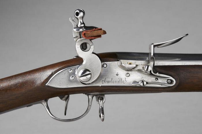 Fusil d’infanterie modèle 1763/1766, dit « fusil d’infanterie de Stainville », manufacture de Charleville (Ardennes), 18ᵉ siècle, bois, L. 152 cm, numéro d’inventaire 2001.99.9, Paris (Île-de-France), musée de l’Armée, © Paris (Île-de-France) – musée de l’Armée, dist. GrandPalaisRmn / Thierry Ollivier, notice descriptive consultable en ligne.