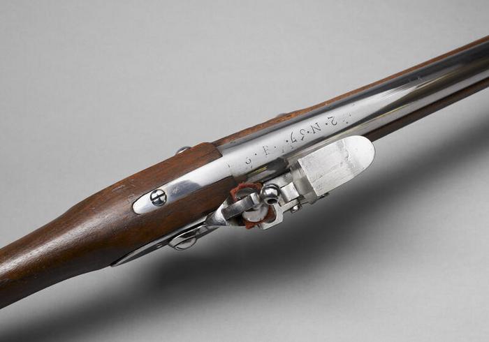 Fusil d’infanterie modèle 1763/1766, dit « fusil d’infanterie de Stainville », manufacture de Charleville (Ardennes), 18ᵉ siècle, bois, L. 152 cm, numéro d’inventaire 2001.99.9, Paris (Île-de-France), musée de l’Armée, © Paris (Île-de-France) – musée de l’Armée, dist. GrandPalaisRmn / Thierry Ollivier, notice descriptive consultable en ligne.