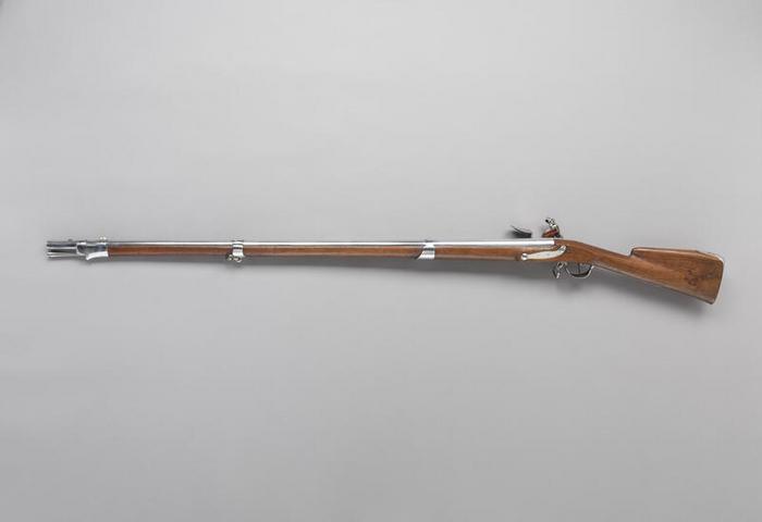 Fusil d’infanterie modèle 1763/1766, dit « fusil d’infanterie de Stainville », manufacture de Charleville (Ardennes), 18ᵉ siècle, bois, L. 152 cm, numéro d’inventaire 2001.99.9, Paris (Île-de-France), musée de l’Armée, © Paris (Île-de-France) – musée de l’Armée, dist. GrandPalaisRmn / Thierry Ollivier, notice descriptive consultable en ligne.