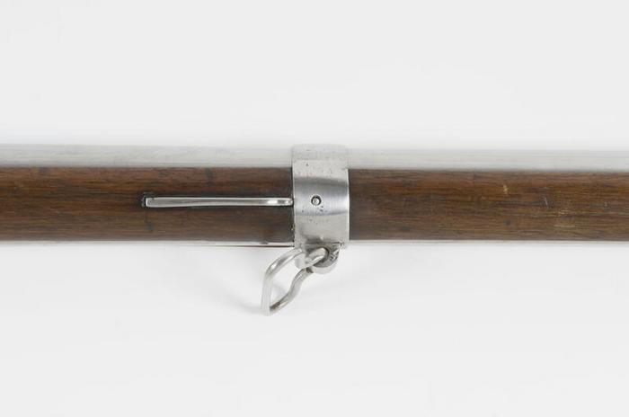 Fusil d’infanterie, modèle 1777 modifié an IX, manufacture de Charleville (Ardennes), bois et métal, calibre 17,5 mm, 18ᵉ siècle, numéro d’inventaire 2002.21.72, Paris (Île-de-France), musée de l’Armée, © Paris (Île-de-France) – musée de l’Armée, dist. GrandPalaisRmn / Marie Bruggeman, notice descriptive consultable en ligne.