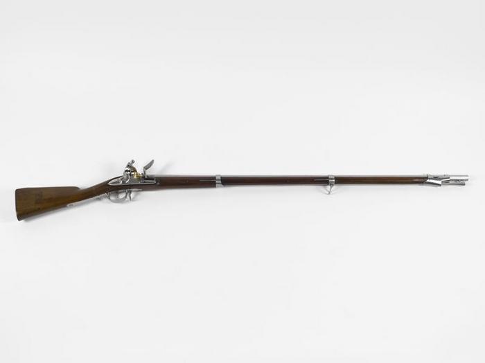 Fusil d’infanterie, modèle 1777 modifié an IX, manufacture de Charleville (Ardennes), bois et métal, calibre 17,5 mm, 18ᵉ siècle, numéro d’inventaire 2002.21.72, Paris (Île-de-France), musée de l’Armée, © Paris (Île-de-France) – musée de l’Armée, dist. GrandPalaisRmn / Marie Bruggeman, notice descriptive consultable en ligne.