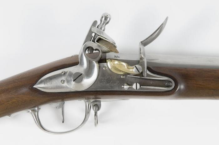 Fusil d’infanterie, modèle 1777 modifié an IX, manufacture de Charleville (Ardennes), bois et métal, calibre 17,5 mm, 18ᵉ siècle, numéro d’inventaire 2002.21.72, Paris (Île-de-France), musée de l’Armée, © Paris (Île-de-France) – musée de l’Armée, dist. GrandPalaisRmn / Marie Bruggeman, notice descriptive consultable en ligne.