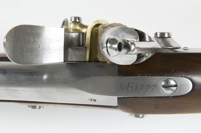 Fusil d’infanterie, modèle 1777 modifié an IX, manufacture de Charleville (Ardennes), bois et métal, calibre 17,5 mm, 18ᵉ siècle, numéro d’inventaire 2002.21.72, Paris (Île-de-France), musée de l’Armée, © Paris (Île-de-France) – musée de l’Armée, dist. GrandPalaisRmn / Marie Bruggeman, notice descriptive consultable en ligne.