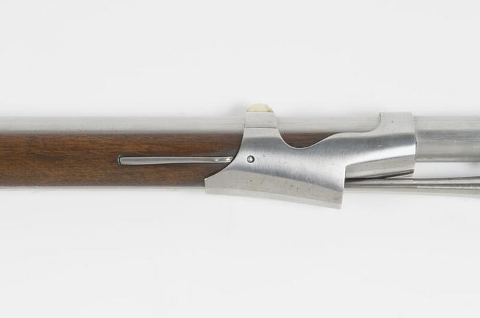 Fusil d’infanterie, modèle 1777 modifié an IX, manufacture de Charleville (Ardennes), bois et métal, calibre 17,5 mm, 18ᵉ siècle, numéro d’inventaire 2002.21.72, Paris (Île-de-France), musée de l’Armée, © Paris (Île-de-France) – musée de l’Armée, dist. GrandPalaisRmn / Marie Bruggeman, notice descriptive consultable en ligne.