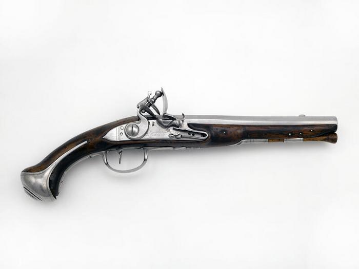 Pistolet des carabiniers de Monsieur, 1773, manufacture de Charleville (Ardennes), acier, fer, bois et laiton, L. 41,8 cm, numéro d’inventaire 21737, Paris (Île-de-France) – musée de l’Armée, © Paris (Île-de-France) – musée de l’Armée, dist. GrandPalaisRmn / Pascal Segrette, notice descriptive consultable en ligne.