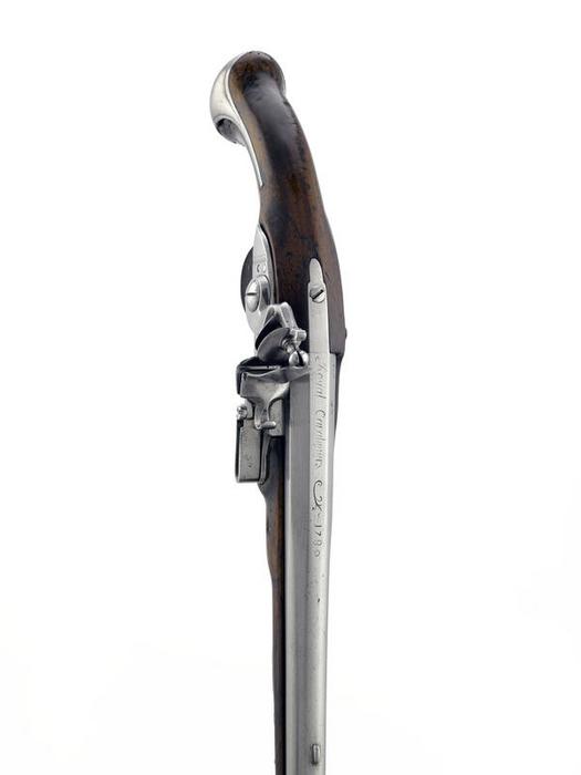 Pistolet des carabiniers de Monsieur, 1773, manufacture de Charleville (Ardennes), acier, fer, bois et laiton, L. 41,8 cm, numéro d’inventaire 21737, Paris (Île-de-France) – musée de l’Armée, © Paris (Île-de-France) – musée de l’Armée, dist. GrandPalaisRmn / Pascal Segrette, notice descriptive consultable en ligne.