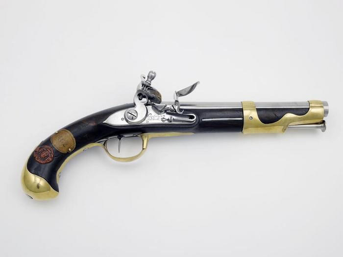 Pistolet d’officier de dragons, modèle 1767, calibre 17,1 mm, manufacture de Charleville (Ardennes), 18ᵉ siècle, numéro d’inventaire 2002.21.31, Paris (Île-de-France) – musée de l’Armée, © Paris (Île-de-France) – musée de l’Armée, dist. GrandPalaisRmn / Pascal Segrette, notice descriptive consultable en ligne.