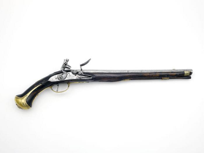Pistolet du régiment de La Reine-Dragons, modèle 1731, anonyme, acier, laiton, fer et bois, 18ᵉ siècle, 58,5 cm de largeur, numéro d’inventaire 20384, Paris (Île-de-France), musée de l’Armée, © Paris (Île-de-France) – musée de l’Armée, dist. GrandPalaisRmn / Pascal Segrette, notice descriptive consultable en ligne.